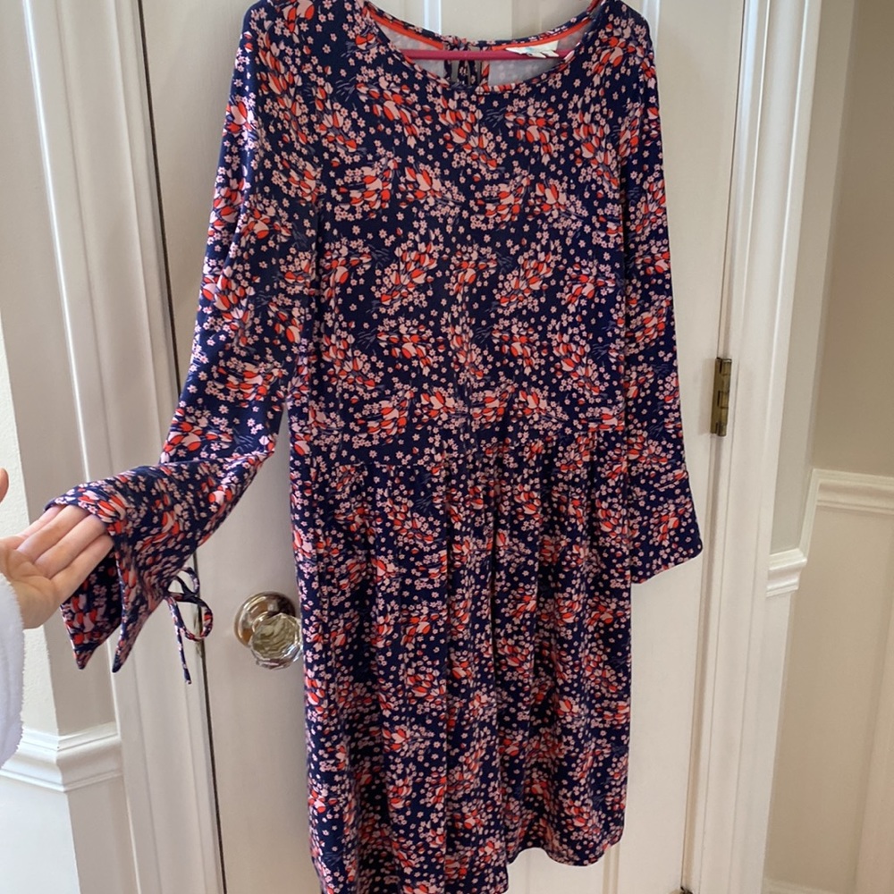 Like new condition Boden dress. Perfect for everyday. Loose fit with stretch. 4